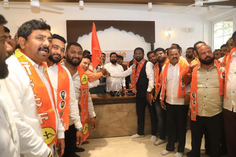 “संजय राऊत भांग पिऊन आमच्यासोबत फोटो काढला का?”