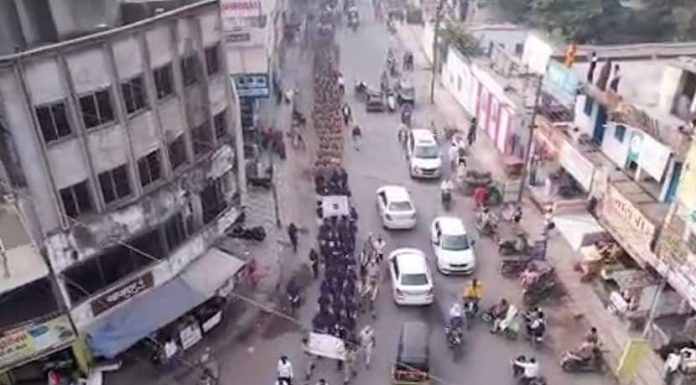 रस्त्याच्या डाव्या बाजूने नाही तर उजव्या बाजूने चाला