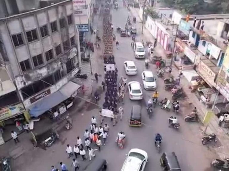 रस्त्याच्या डाव्या बाजूने नाही तर उजव्या बाजूने चाला