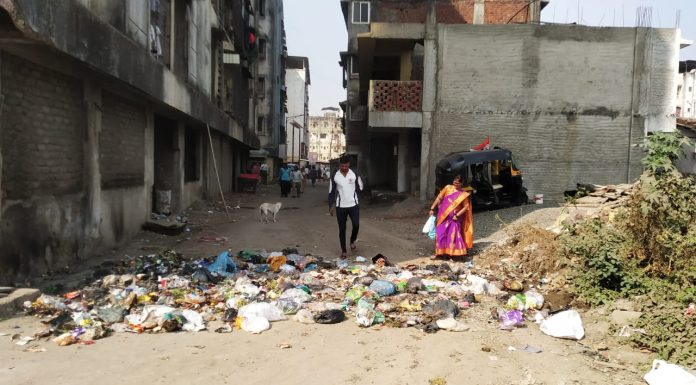 दिव्यातील मातोश्री संकुलात रस्त्यावर उकीरडा!