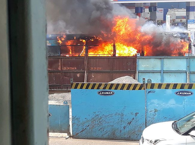 वांद्रे येथे बेस्ट बसला आग