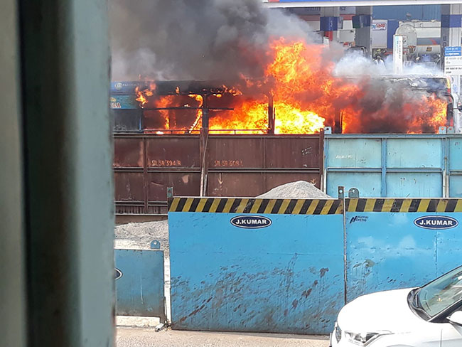 वांद्रे येथे बेस्ट बसला आग