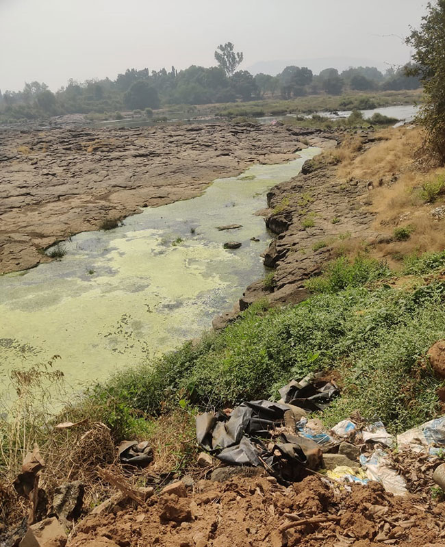 उल्हास नदी पात्रातील सांडपाणी निचऱ्याला ग्रामस्थांचा विरोध
