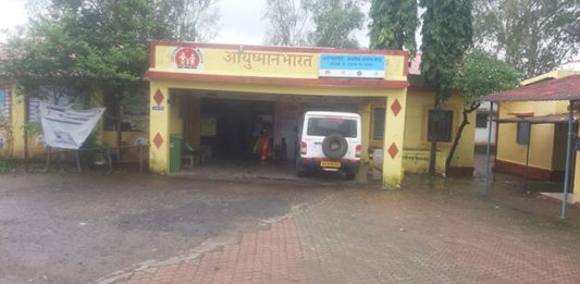 आजही येथे रुग्ण डोलीतून आरोग्यकेंद्रात येतात...