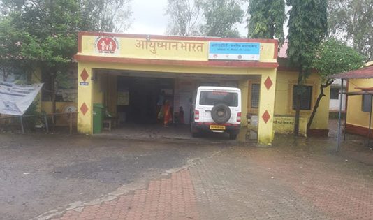 आजही येथे रुग्ण डोलीतून आरोग्यकेंद्रात येतात...