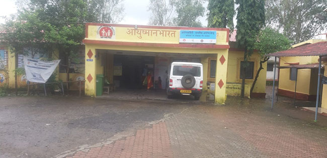 आजही येथे रुग्ण डोलीतून आरोग्यकेंद्रात येतात…