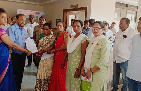 मुलांच्या दस्तऐवजावर आईचेही नाव जोडण्याची मागणी