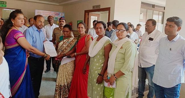 मुलांच्या दस्तऐवजावर आईचेही नाव जोडण्याची मागणी