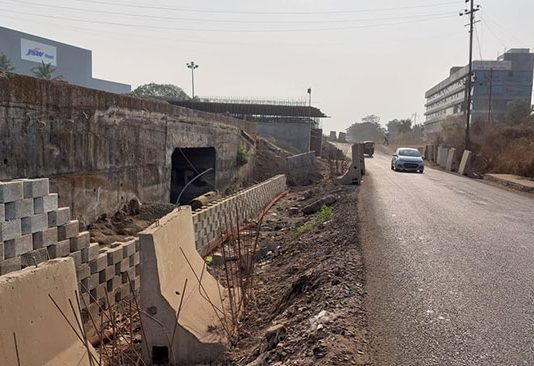 या मागणीसाठी वासिंद उड्डाणपुलाचे काम बंद