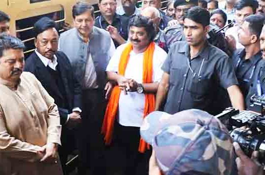 शिवसेना संपविण्याची संजयने घेतली सुपारी