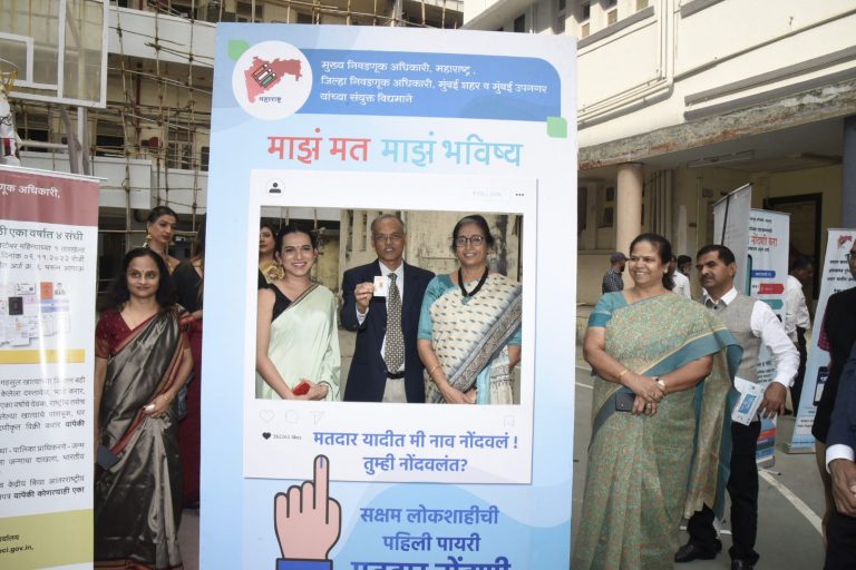लोकशाहीत प्रत्येक मतदाराचे मत अमूल्य