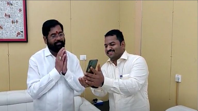 वाढदिवसाच्या निमित्ताने अण्णा हजारेंचा एकनाथ शिंदेंना फोन, केले सरकारच्या कामाचे कौतुक