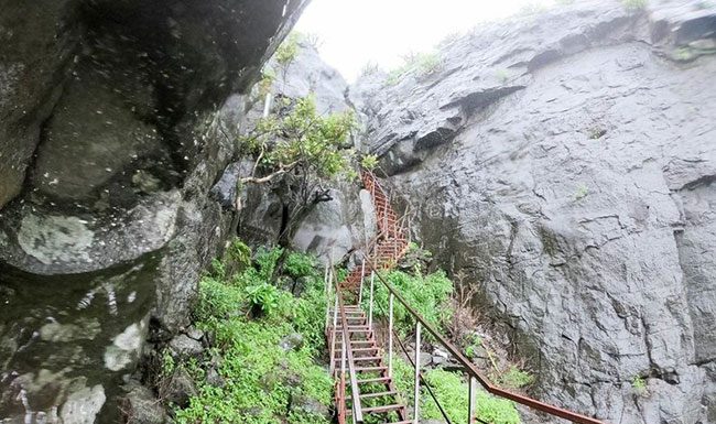 आशेरी गडावर मद्यपी पर्यटकांचा धिंगाणा