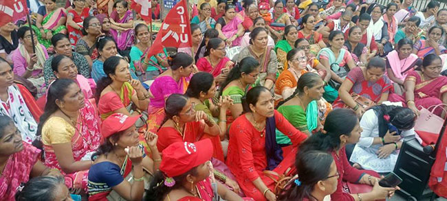 बेमुदत संपावरील अंगणवाडी कर्मचाऱ्यांचा आयुक्तालयावर हल्लाबोल