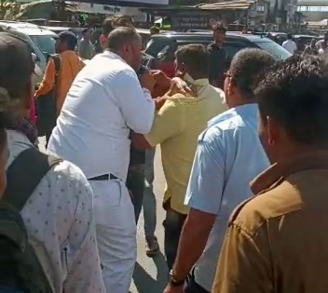 बसचालकाला मारहाण करणाऱ्या दोघांविरोधात गुन्हा दाखल