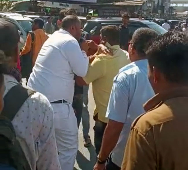बसचालकाला मारहाण करणाऱ्या दोघांविरोधात गुन्हा दाखल