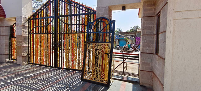 नुकतेच लोकार्पण झालेल्या प्रबोधनकार ठाकरे सरोवराचा गेट पडला