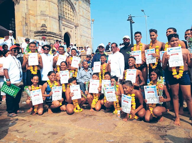 ठाण्यातील जलतरणपटूंची शहिदांना अनोखी मानवंदना