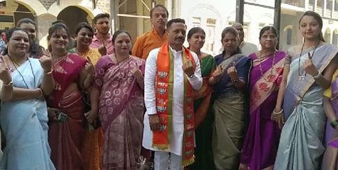 हेमंत रासने यांनी बजावला मतदानाचा हक्क