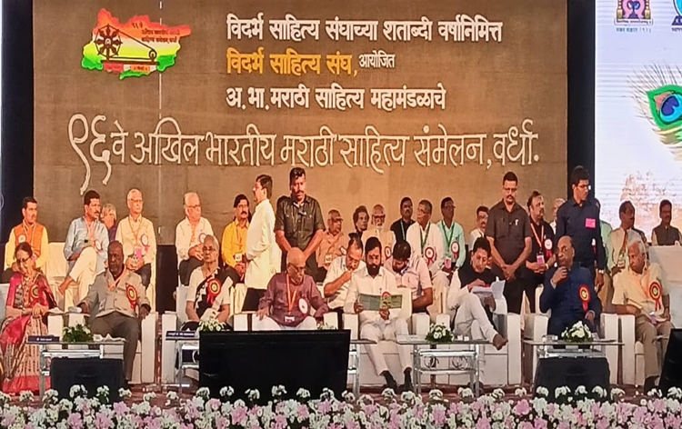 मुख्यमंत्र्यांच्या हस्ते साहित्य संमेलनाचे उद्घाटन