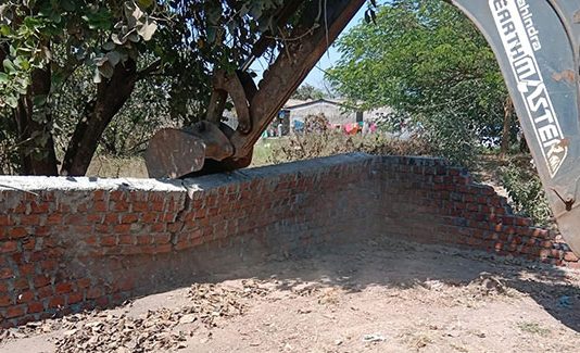 कल्याणातील अनधिकृत बांधकामे जेसीबीने पाडली