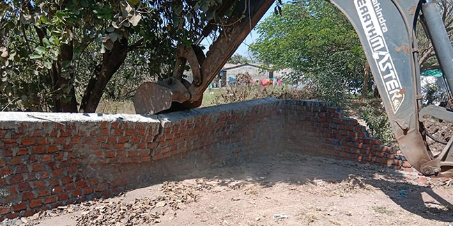 कल्याणातील अनधिकृत बांधकामे जेसीबीने पाडली