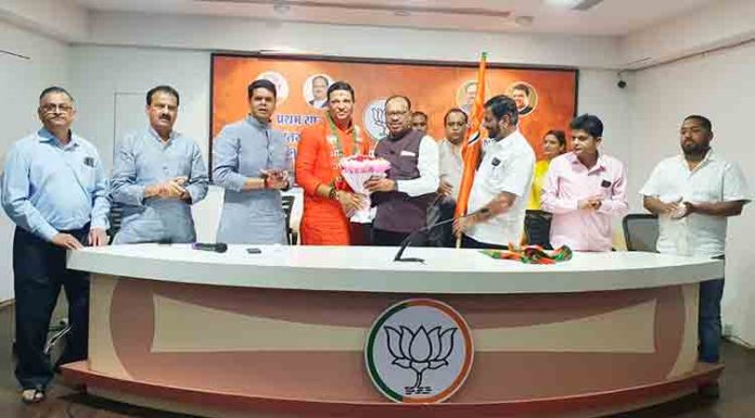 मनसे-भीम आर्मीच्या पदाधिका-यांसह शेकडो कार्यकर्त्यांचा भाजपात प्रवेश