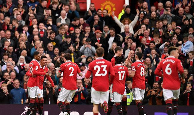 मँचेस्टर युनायटेडला विकत घेण्यासाठी चढाओढ