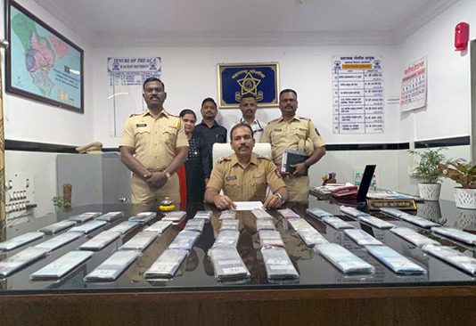 कल्याणमधील पोलिसांनी शोधले गहाळ झालेले ४४ मोबाईल
