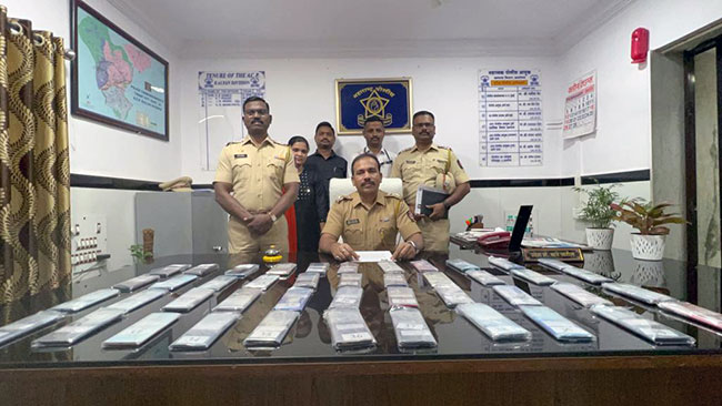 कल्याणमधील पोलिसांनी शोधले गहाळ झालेले ४४ मोबाईल