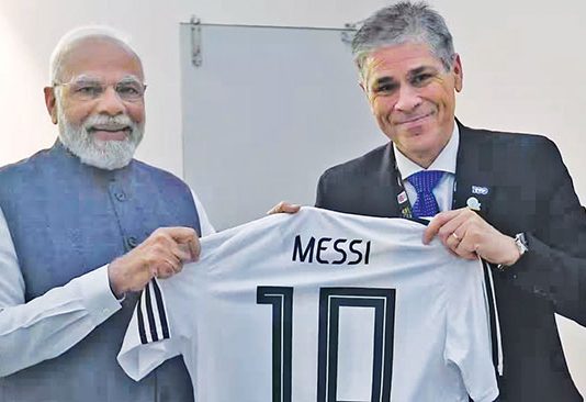 पंतप्रधान मोदींना मेस्सीची जर्सी भेट