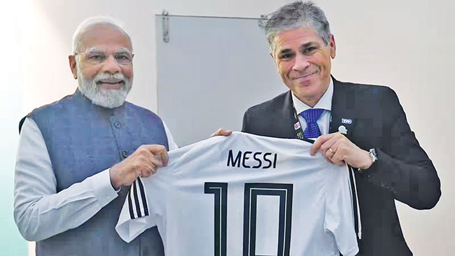 पंतप्रधान मोदींना मेस्सीची जर्सी भेट