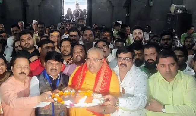 शिवसेना, धनुष्यबाण निर्णयानंतर शिंदे गटाच्या कार्यकर्त्यांची काळाराम मंदिरात महाआरती