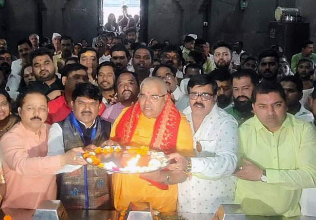 शिवसेना, धनुष्यबाण निर्णयानंतर शिंदे गटाच्या कार्यकर्त्यांची काळाराम मंदिरात महाआरती