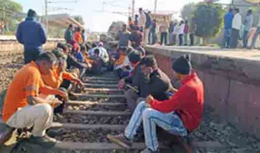 रुळावर काम करत असलेल्या चौघांना रेल्वे इंजिनने चिरडले