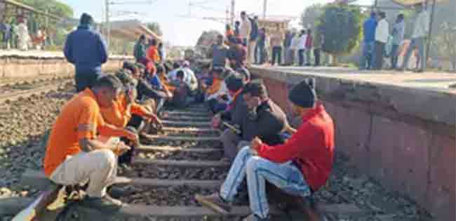 रुळावर काम करत असलेल्या चौघांना रेल्वे इंजिनने चिरडले