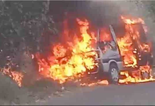 शाळकरी विद्यार्थ्यांची व्हॅन भररस्त्यात पेटली