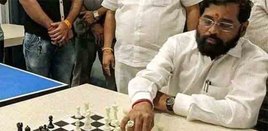 शिंदे गटाची बुद्धिबळाची चाल सरन्यायाधीशांनी ओळखली आणि सिब्बलांनी हात जोडले!