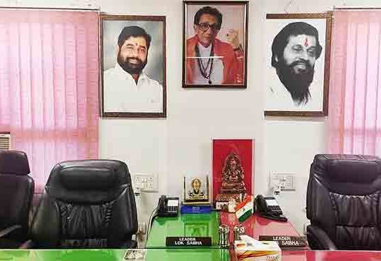 संसदेतील शिवसेना कार्यालयातील ठाकरे पिता पुत्रांचे फोटो हटवले