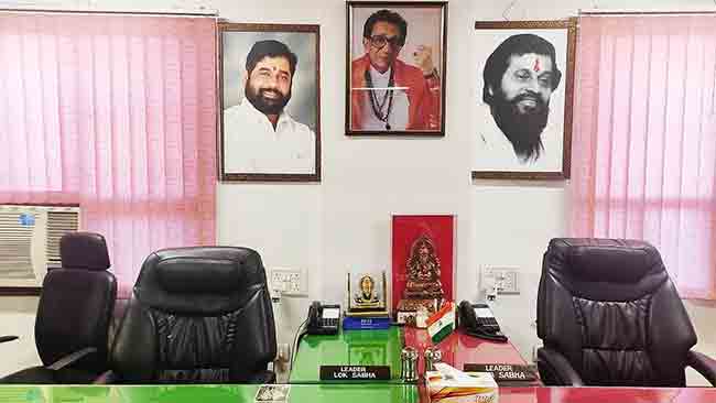 संसदेतील शिवसेना कार्यालयातील ठाकरे पिता पुत्रांचे फोटो हटवले
