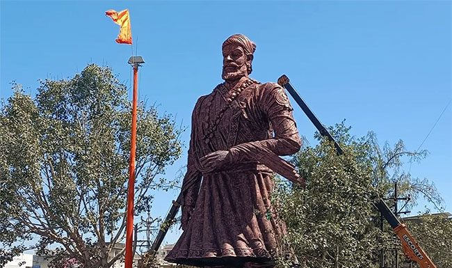 नाशिकमध्ये विशेष आकर्षण ठरतोय शिवाजी महारांजाचा ६१ फुट उंच पुतळा