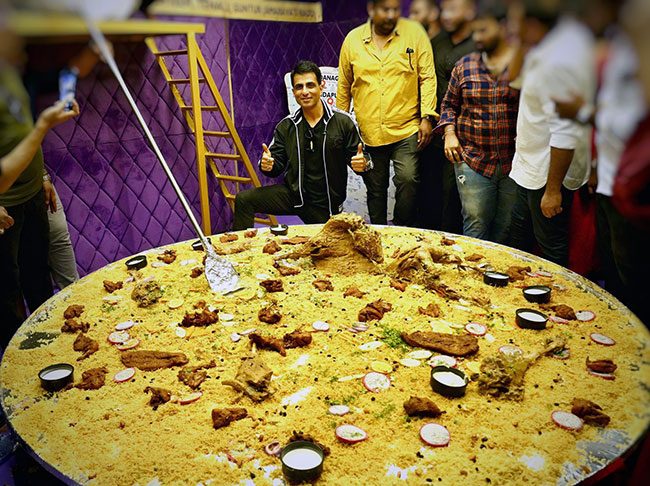 सोनू सूदच्या नावानं सर्वात मोठी थाळी लाँच