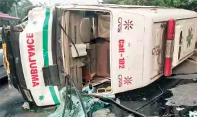 गर्भवती महिलांना घेऊन जाणा-या रुग्णवाहिकेला अपघात