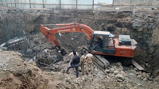 मातीच्या ढिगाऱ्याखाली अडकून दोन कामगारांचा मृत्यू
