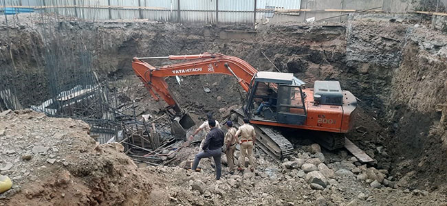 मातीच्या ढिगाऱ्याखाली अडकून दोन कामगारांचा मृत्यू