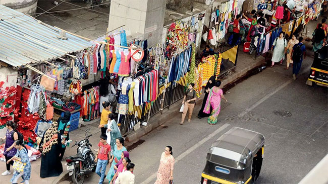 मुंबईकरांना हक्काचे फुटपाथ कधी मिळणार?