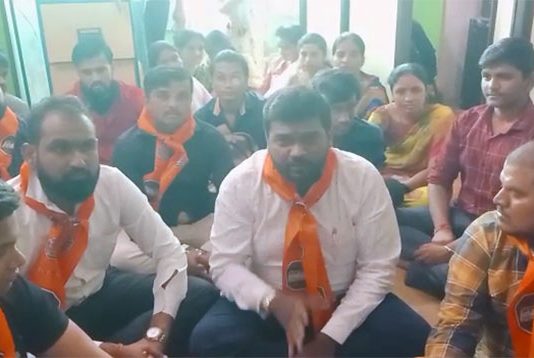 १२वीच्या विद्यार्थ्यांचे हॉल तिकीट रोखले म्हणून मनविसेचा शाळेत ठिय्या