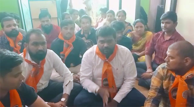 १२वीच्या विद्यार्थ्यांचे हॉल तिकीट रोखले म्हणून मनविसेचा शाळेत ठिय्या