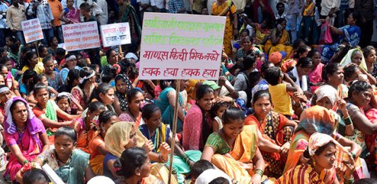 वांद्रे उपनगर जिल्हाधिकारी कार्यालयावर आदिवासी बांधवांचा मोर्चा