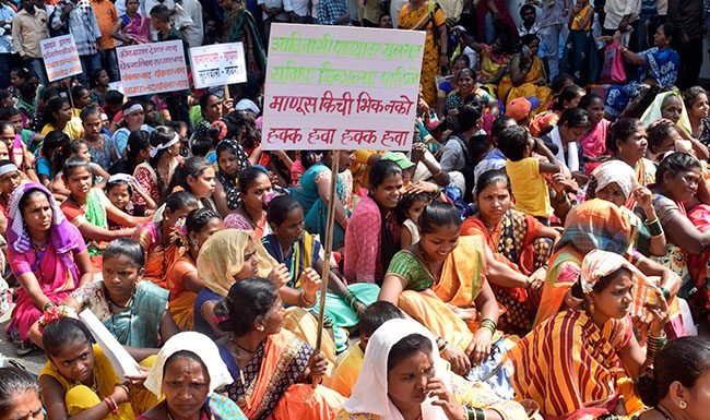 वांद्रे उपनगर जिल्हाधिकारी कार्यालयावर आदिवासी बांधवांचा मोर्चा